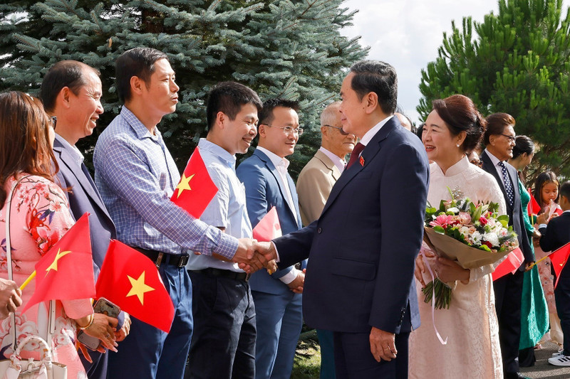 越南国会主席陈青敏和夫人及越南高级代表团在瑞士日内瓦会见了越南常驻联合国和各国际组织代表团工作人员、驻瑞士大使馆干部以及旅瑞越南人社群代表。