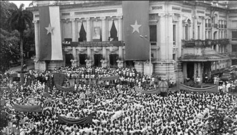 1945年8月19日在河内大剧院广场发起的总起义集会。（图片来源：越通社）