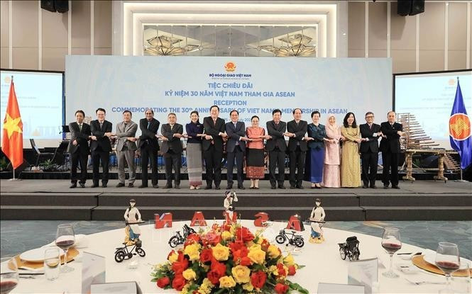 政府副总理、外交部长裴青山与各位代表合影。（图片来源：越通社）