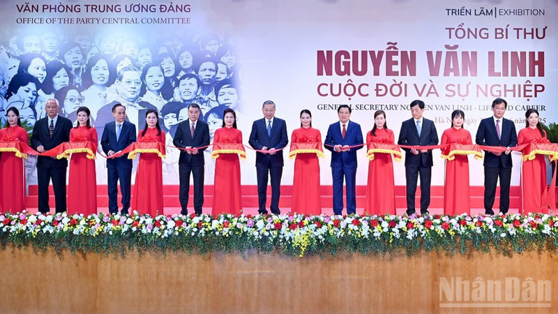 越共中央总书记苏林出席展览并为开幕式剪彩。（图：登科 摄）