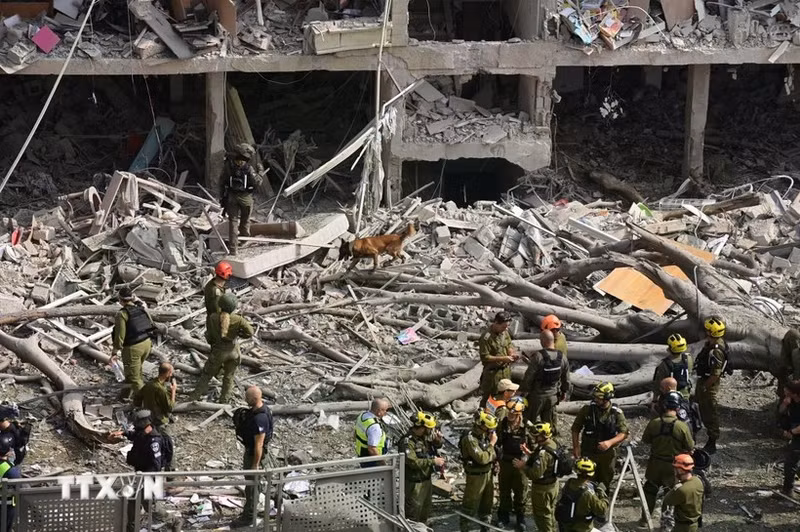 以色列特拉维夫遭伊朗袭击后，一栋建筑被毁。（图片来源：越通社）