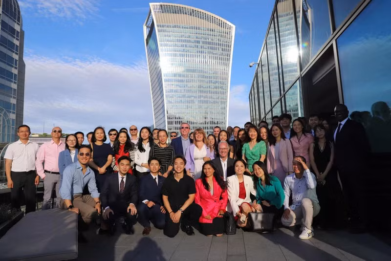 越南驻英国金融与投资协会领导、成员和代表们合影。（图片来源：越通社）