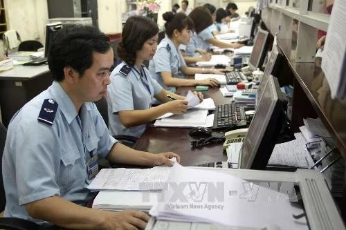 海防海关分局工作人员办理电子通关手续。（图片来源：越通社）