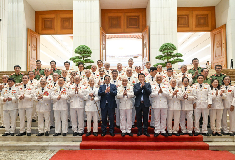范明正总理与驰援南方战场公安力量联络委员会代表合影留念。