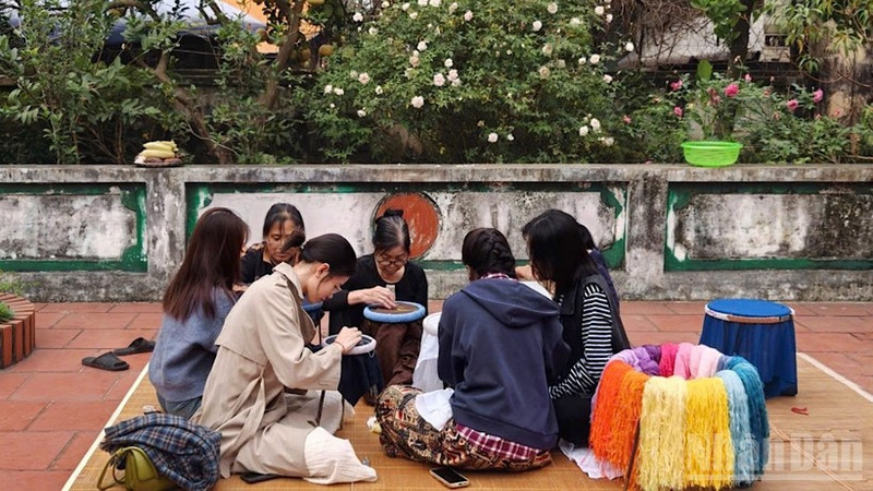 游客们回乡体验越南文化。