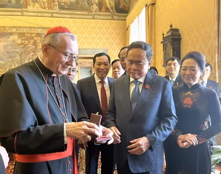 vna-potal-chu-tich-quoc-hoi-tran-thanh-man-tiep-kien-giao-hoang-leo-xiv-8695375.jpg
