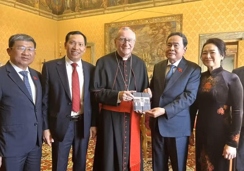 vna-potal-chu-tich-quoc-hoi-tran-thanh-man-tiep-kien-giao-hoang-leo-xiv-8695373.jpg