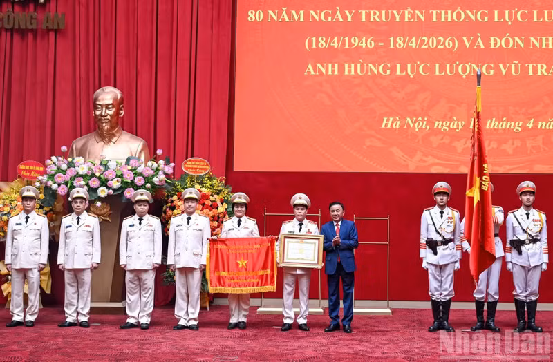 越共中央书记处常务书记陈锦秀出席国内安全力量传统日80周年纪念典礼。