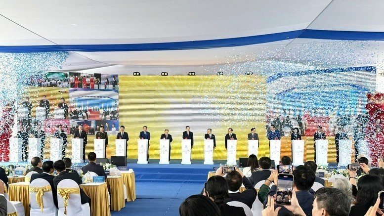 越南国会主席陈青敏同各位代表一同出席红河景观大道轴线项目开工仪式。