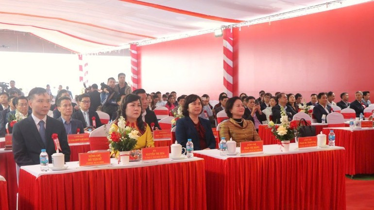 越南政府副总理范氏清茶与各位代表出席桂武 II 工业园区项目（二期）开工仪式。