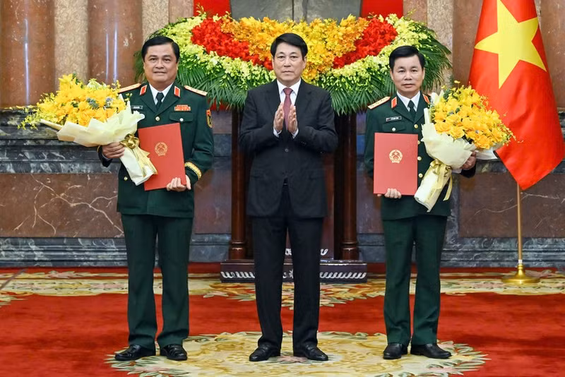 国家主席梁强主持晋升上将军衔仪式。