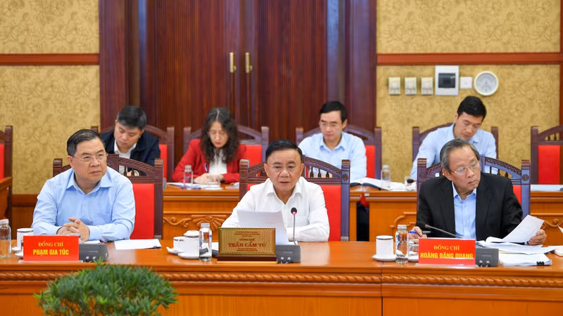 越共中央书记处常务书记主持核查越共十四大组织服务工作的会议。