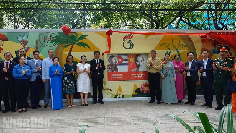 古巴驻胡志明市总领事馆壁画揭幕。