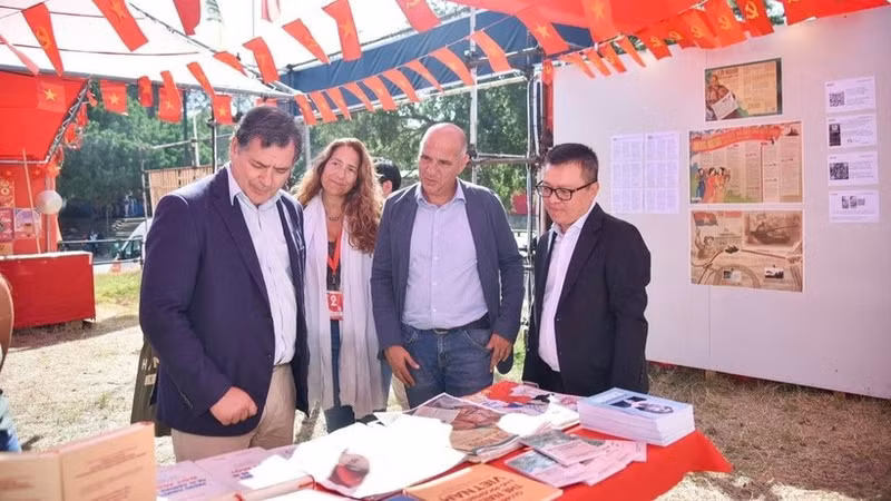 葡共总书记保罗·雷蒙多和葡共对外部主任佩德罗·格雷罗参观《人民报》社的展区。