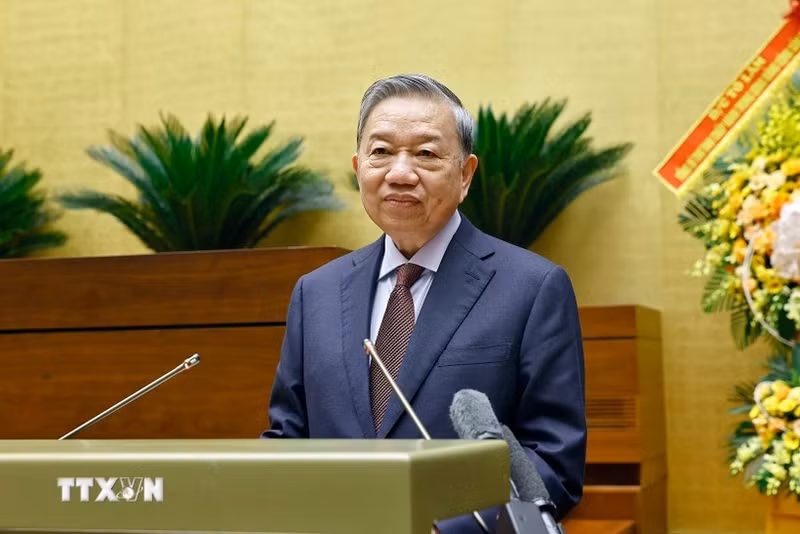 苏林总书记在会上发表讲话。