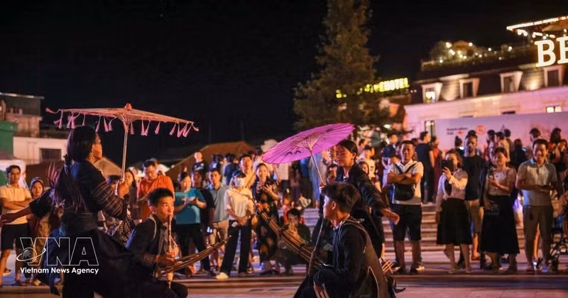 在沙坝广场举办的艺术表演。（图片来源：越通社）