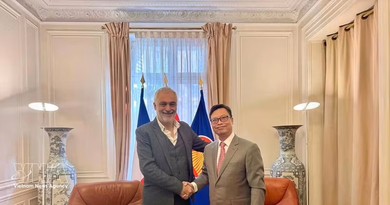 越南驻法国大使郑德海会见法国共产党（PCF）中央政治局委员泰兰·科斯昆。（图片来源：越通社）