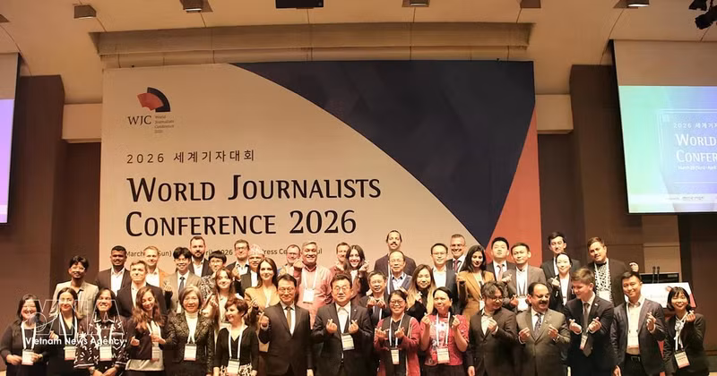 与会代表合影。（图片来源：越通社）