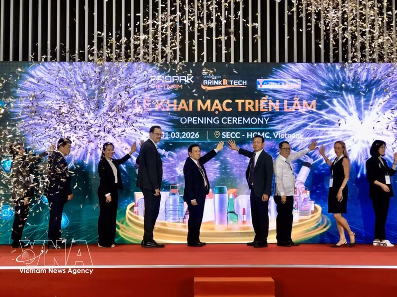 三大国际包装、饮料及塑料橡胶专业展览会同时开幕。（图片来源：越通社）