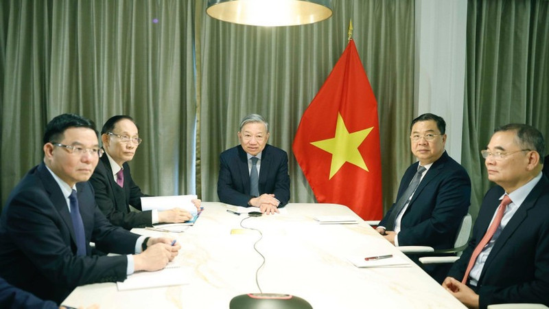 苏林总书记与美国参议员通电话。