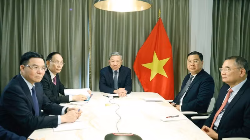 苏林总书记与美国参议员通电话。