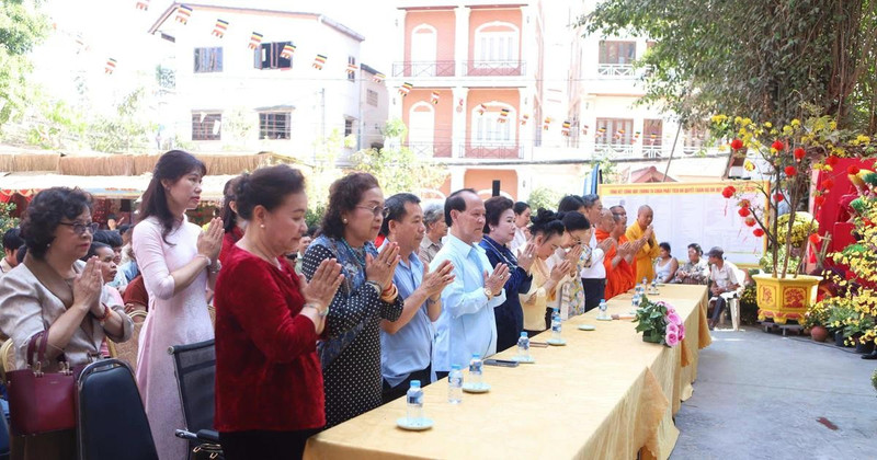 2026丙午年爱心春节慰问品赠送活动在万象佛迹寺举行。（图片来源：越通社）