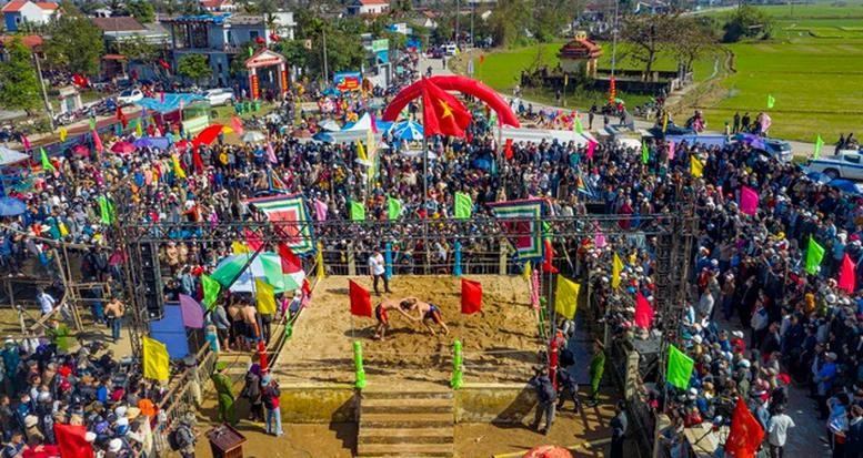 顺化市泞（Sình）村摔跤节于农历正月初十在阳努坊举行。（图片来源：政府门户网）