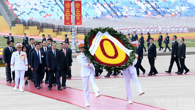 中国全国人大常委会委员长赵乐际前往胡志明主席敬献花圈。