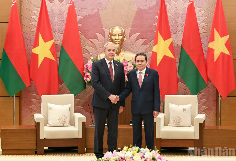 越南国会主席陈青敏会见白俄罗斯议会下院议长伊戈尔·谢尔盖延科。
