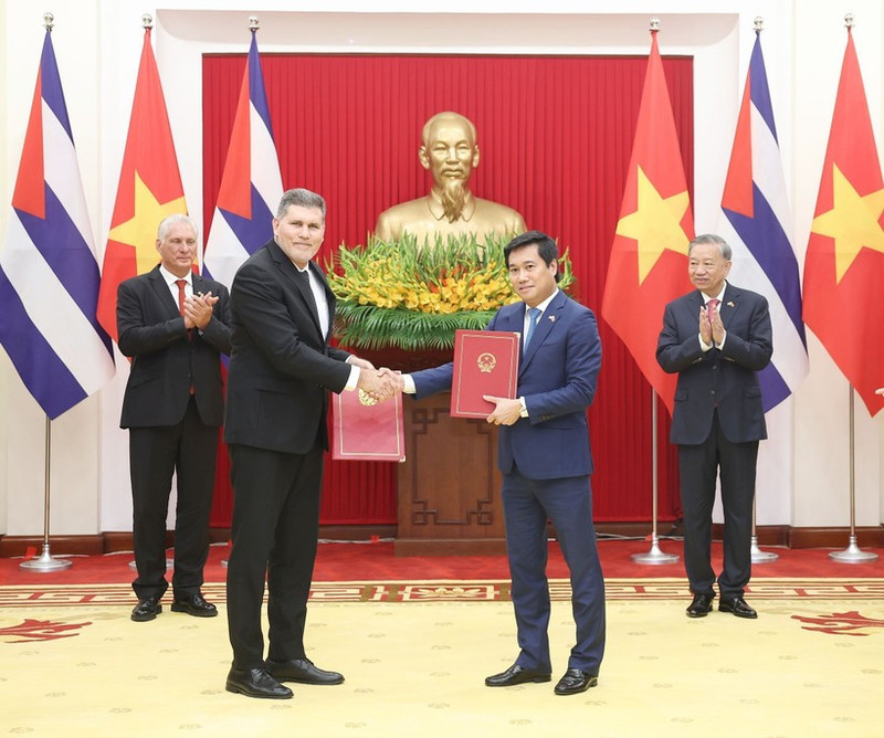 苏林总书记与米格尔·迪亚斯—卡内尔·贝穆德斯主席共同见证《越南—古巴经济与科技合作政府间委员会第42次会议纪要》的交换。（图片来源：越通社）