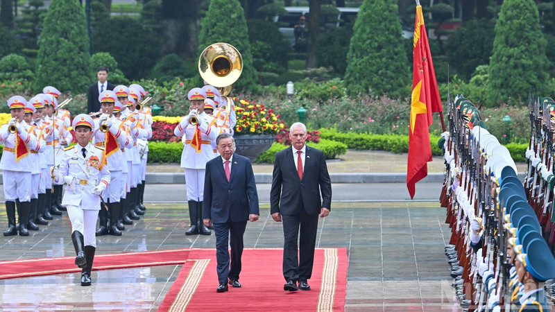 苏林总书记主持仪式 欢迎古共中央第一书记、古巴国家主席迪亚斯-卡内尔访越。