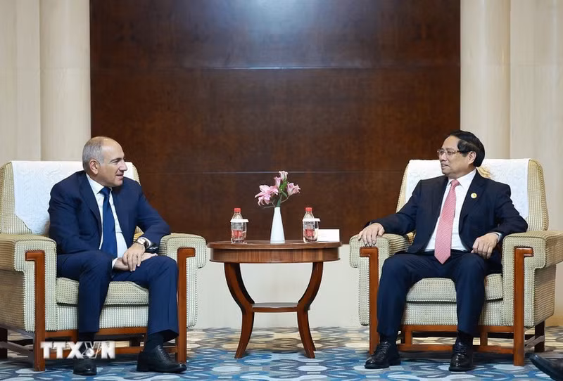 越南政府总理范明正会见亚美尼亚总理尼科尔·帕希尼扬。（图片来源：越通社）