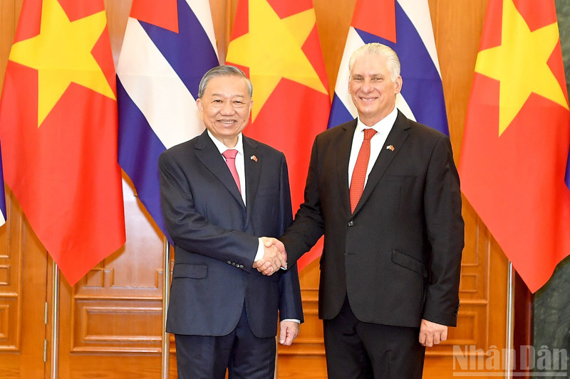 越共中央总书记苏林与古共中央第一书记、古巴共和国主席迪亚斯—卡内尔。