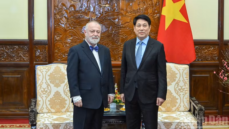 越南国家主席梁强会见捷克大使海尼克·科莫尼切克。