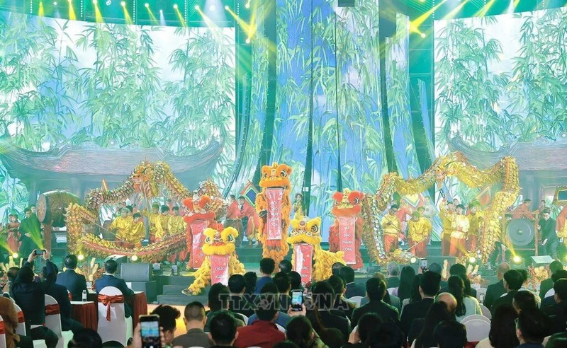 2026年首届春季博览会开幕式上的文艺表演。（图片来源：越通社）