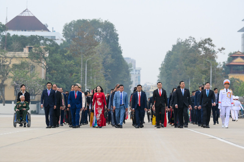 全国优秀党支部书记代表入陵瞻仰胡志明主席遗容。