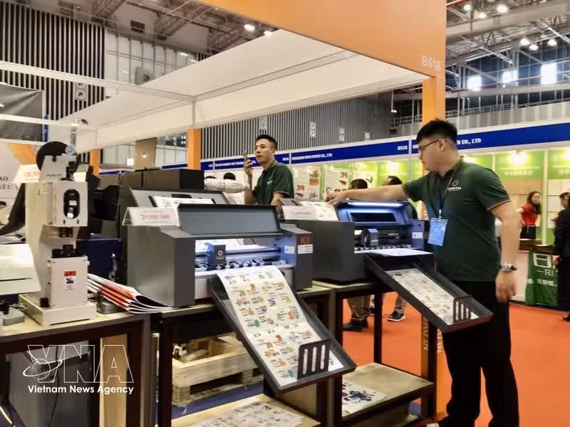 第23届越南国际印刷及包装工业展上展示的多款自动化机械设备。（图片来源：越通社）