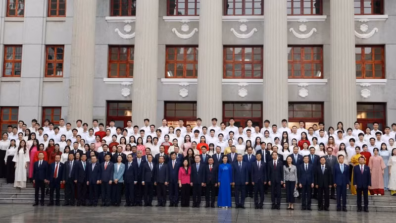 越共中央总书记、国家主席苏林和越南高级代表团造访“中央学舍区”旧址。