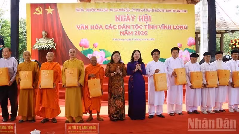 越南国家副主席武氏映春向当地宗教组织及少数民族威望人士赠送了慰问品。