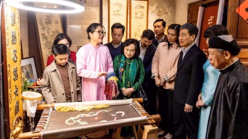 游客在秀氏（Tú Thị）亭亲身了解传统刺绣工艺。这里是“祖师亭”遗产线路上的重要一站，也是河内传统行业文化的生动缩影。
