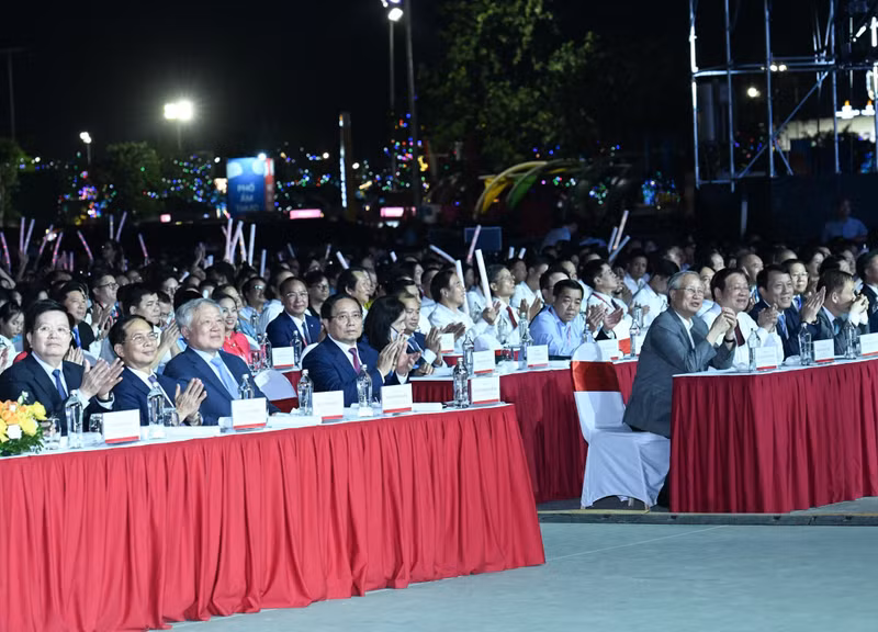 党和国家领导人出席”独立—自由—幸福80年征程”国家成就展闭幕式。