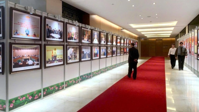 “越南国会与民族同行80年”展览会现场。