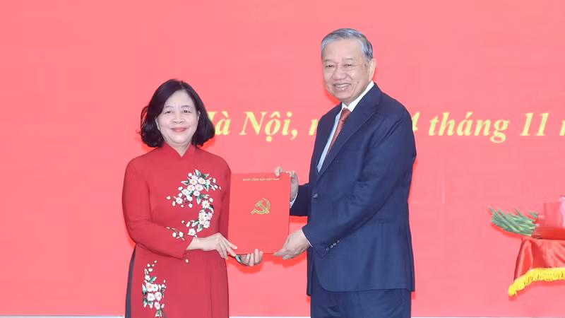 苏林总书记向裴氏明怀同志颁发决定书。