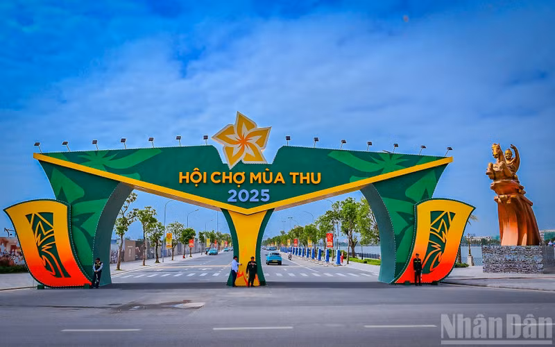 据越南工贸部评价，2025年首届秋季博览会在社会上产生了积极的广泛影响，有助于推广越南商品，同时提升了越南在国际舞台上的形象、地位和声誉。