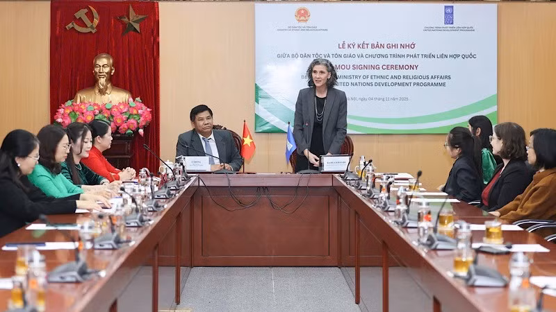 联合国开发计划署驻越代表拉姆拉·哈立迪在会议上发表讲话。