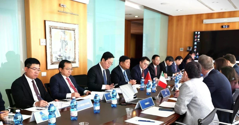 政府副总理阮志勇率团在意大利北部米兰市会见意大利工商联合会伦巴第分会。（图片来源：越通社）