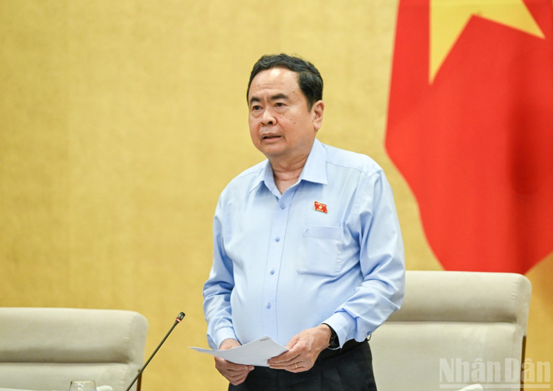 国会主席陈青敏在会议上发表讲话。