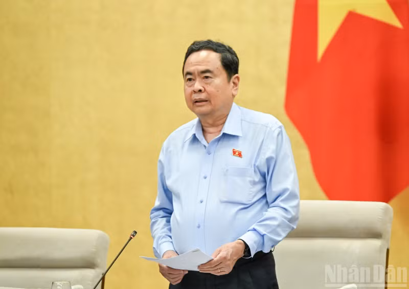 国会主席陈青敏在会议上发表讲话。