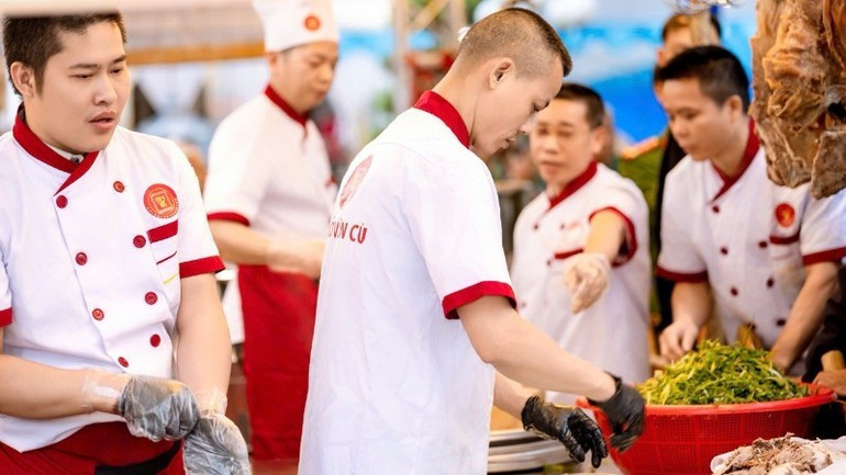 本届河粉节汇聚了近100位技艺传承人，以及来自越南北部、中部和南部的河粉协会与品牌，共同营造了规模化的行业交流平台。