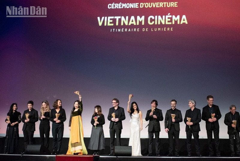 在“越南电影——光之旅程”电影周期间进行表演的艺术家们。